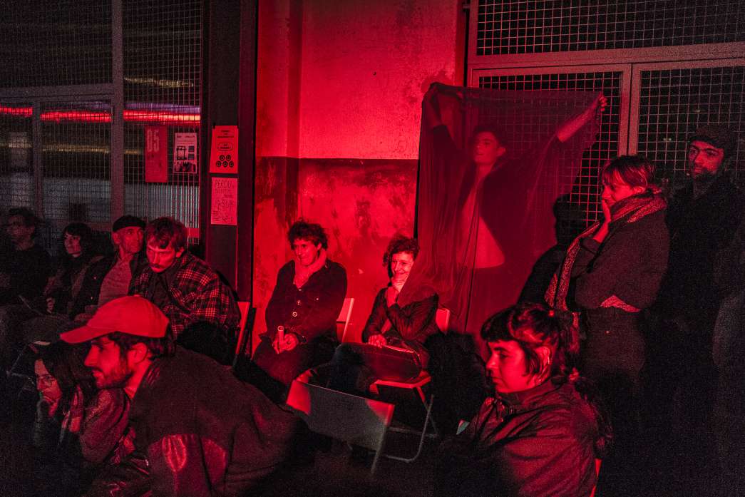 Matthieu Fuentes, « Percefiction contre « Toujours Pire » ; Le rideau de Pythagore ». INACT Festival des Arts Mutants 2021 « Inframince » Photo : Valentine Zeler et Patrick Lambin.