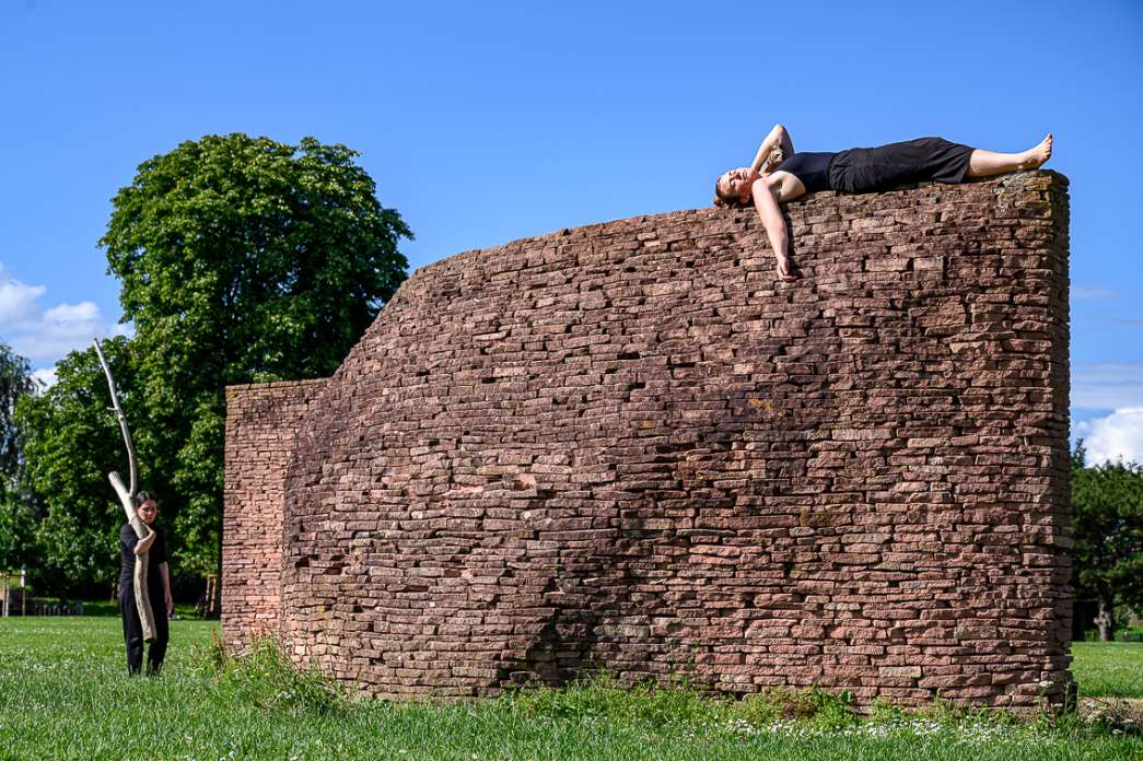 Celine Pierre avec Ephia Gburek « PERSISTANCES ». INACT Festival des Arts Mutants 2021 « Inframince » Photo : Christophe de Barry / Hans Lucas.