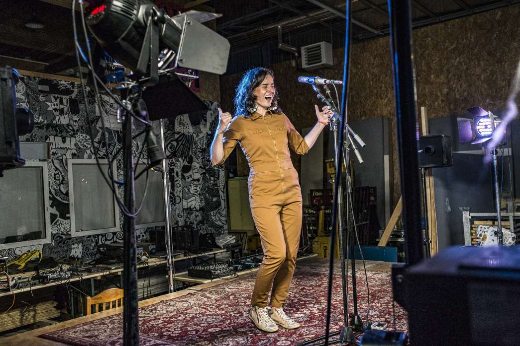 Nadège Adam, « Petite Joueuse ». INACT Festival des Arts Mutants 2021 « Inframince » Photo : Christophe de Barry / Hans Lucas et Patrick Lambin.