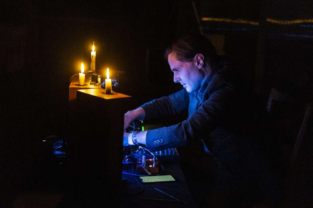 Leandro Barzábal « Sans titre ». INACT Festival des Arts Mutants 2021 « Inframince ». Photos : Valentine Zeler et Patrick Lambin.