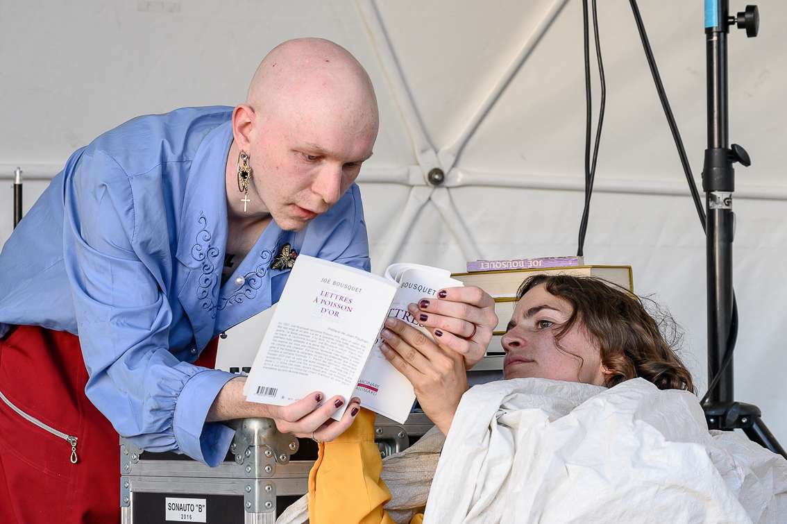 Vivien Knuchel et Emilie Kohler alias Kok!Nüu! « Traduit du Silence ». INACT Festival des Arts Mutants 2021 «‍ Inframince » Photo : Christophe de Barry / Hans Lucas.