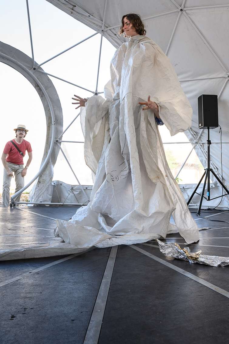 Vivien Knuchel et Emilie Kohler alias Kok!Nüu! « Traduit du Silence ». INACT Festival des Arts Mutants 2021 « Inframince » Photo : Christophe de Barry / Hans Lucas et Patrick Lambin.