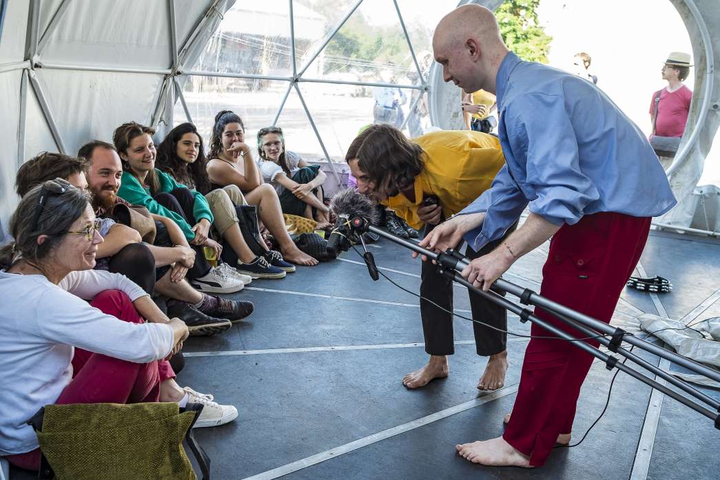 Vivien Knuchel et Emilie Kohler alias Kok!Nüu! « Traduit du Silence ». INACT Festival des Arts Mutants 2021 « Inframince » Photo : Christophe de Barry / Hans Lucas et Patrick Lambin.
