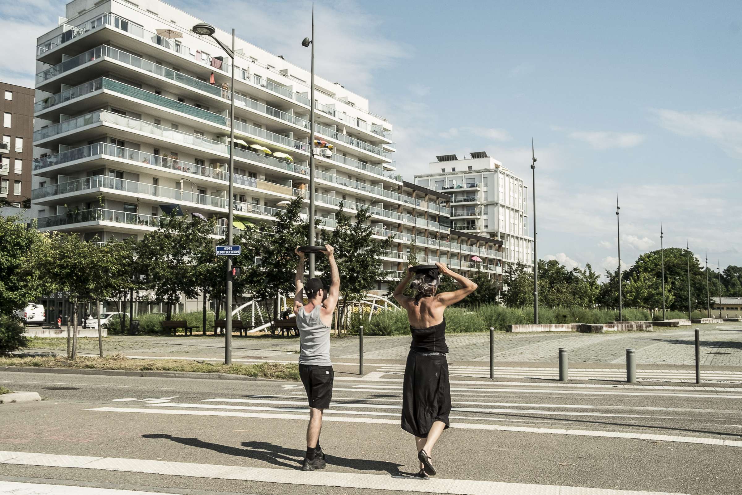 Ricardo Sarmiento et Luis Carricaburu « Une force qui m’écrase ». INACT Festival des Arts Mutants 2021 «‍ Inframince » Photo : Patrick Lambin.