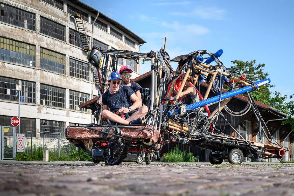 Guillaume Marx alias Travailleur du chapeau « Veskargô ». INACT Festival des Arts Mutants 2021 «‍ Inframince » Photo : Christophe de Barry / Hans Lucas.