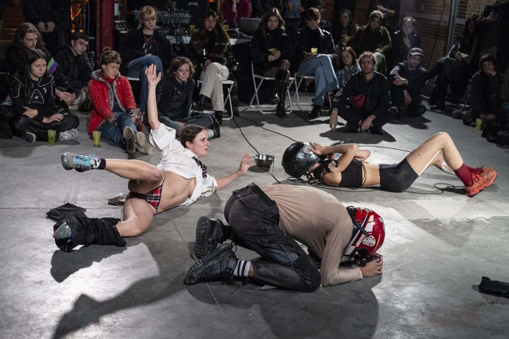 Ksenia Khmelnitskaya, Laura, Aru_Andrea, « WYDEYDB ». INACT Festival des Arts Mutants 2021 « Inframince » Photo : Valentine Zeler et Patrick Lambin.