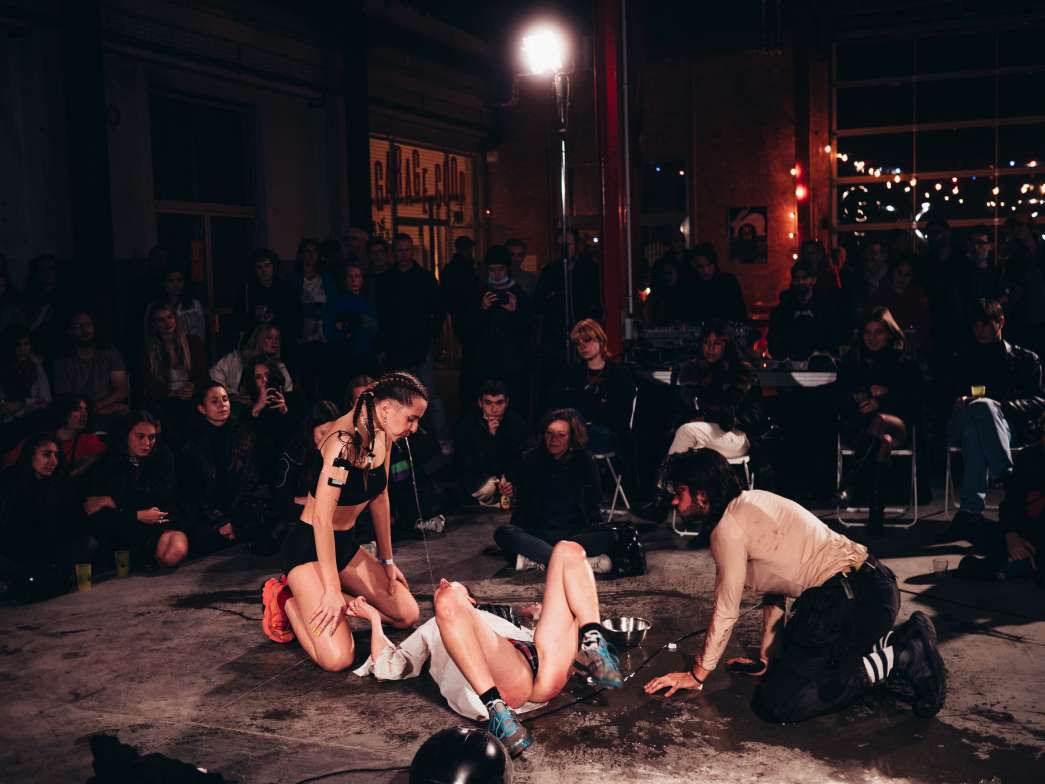 Ksenia Khmelnitskaya, Laura, Aru_Andrea, « WYDEYDB ». INACT Festival des Arts Mutants 2021 « Inframince » Photo : Valentine Zeler et Patrick Lambin.