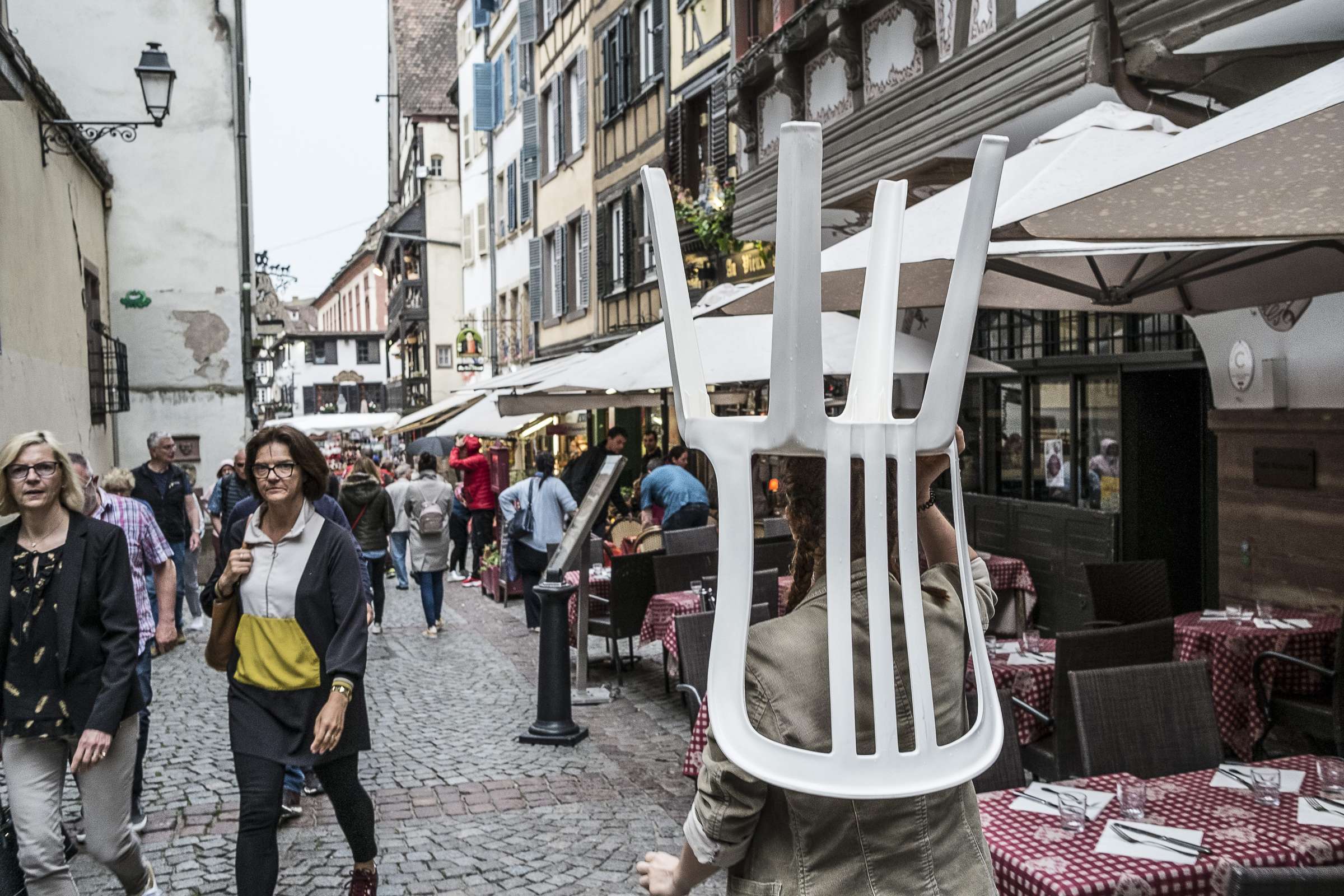 Walking with Chairs, Ienke Kastelein, INACT 2019. Photo : Patrick Lambin