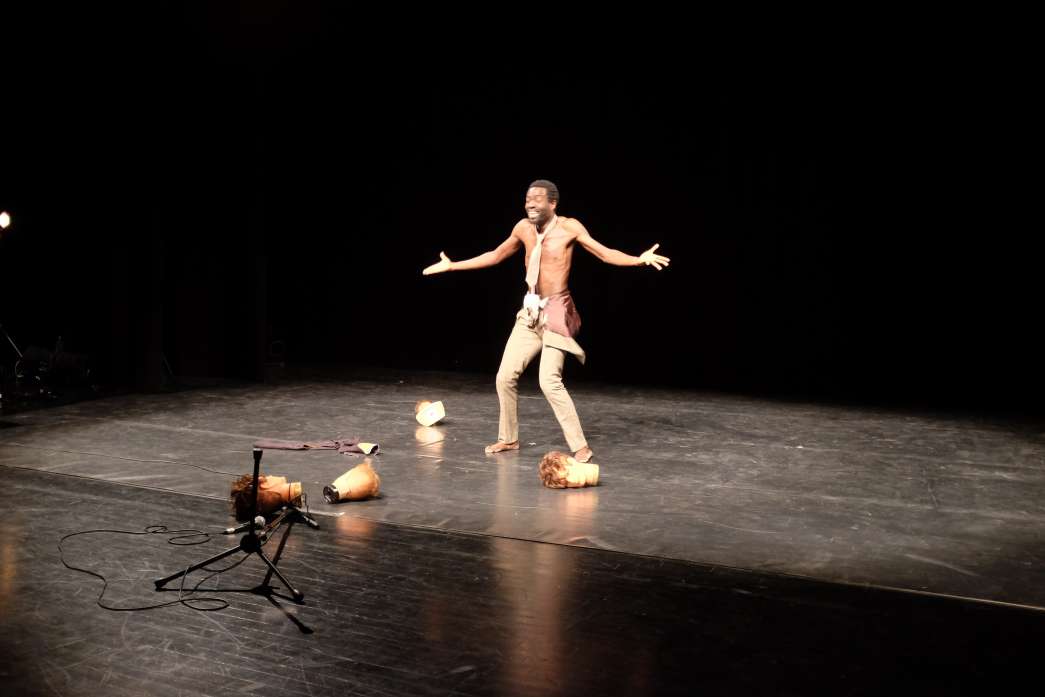 Légende : Disaster, Gervais Tomadiatunga, INACT 2018. Photo : Patrick Lambin.