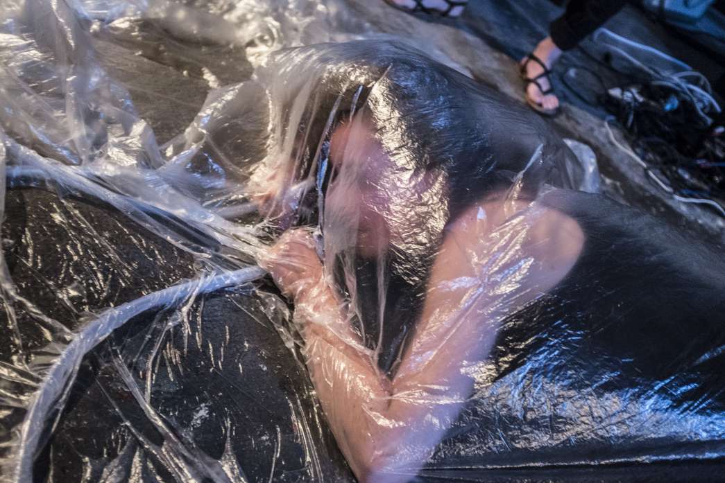 Légende : Für die quote nominiert, Cindy Cordt, INACT 2018. Photo : Patrick Lambin. Try Outs V, Étudiants de l’Académie des Beaux-Arts de Stuttgart, INACT 2018. Photo : Patrick Lambin.
