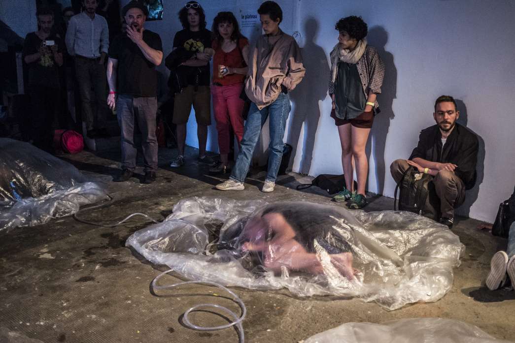 Légende : Für die quote nominiert, Cindy Cordt, INACT 2018. Photo : Patrick Lambin. Try Outs V, Étudiants de l’Académie des Beaux-Arts de Stuttgart, INACT 2018. Photo : Patrick Lambin.