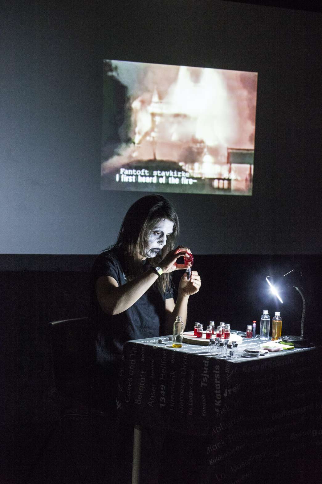 Légende : Inside the black circle, Mélanie Yvon, INACT 2018. Photo : Patrick Lambin.