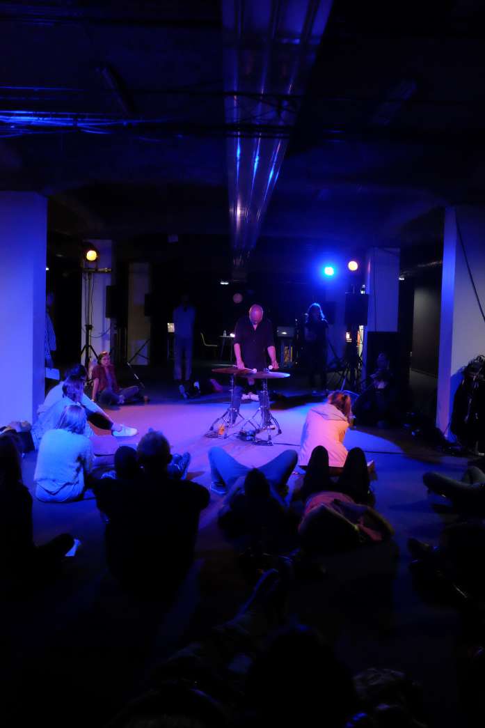 Légende : Solo de cymbales, Laurent Berger, INACT 2018. Photo : Patrick Lambin.