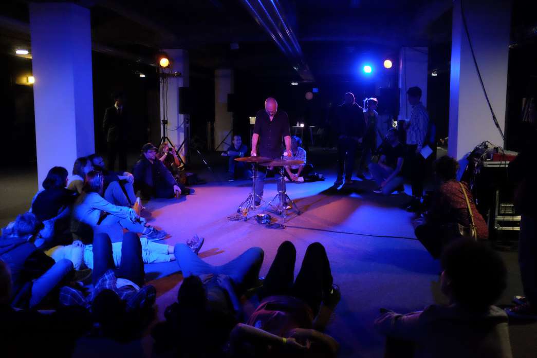 Légende : Solo de cymbales, Laurent Berger, INACT 2018. Photo : Patrick Lambin.