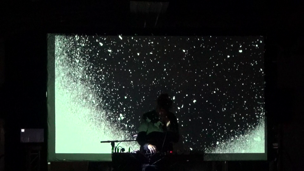 Légende : MOT / solo poétique voix-machines, Sarah Jamali, INACT 2018. Photo : Patrick Lambin.