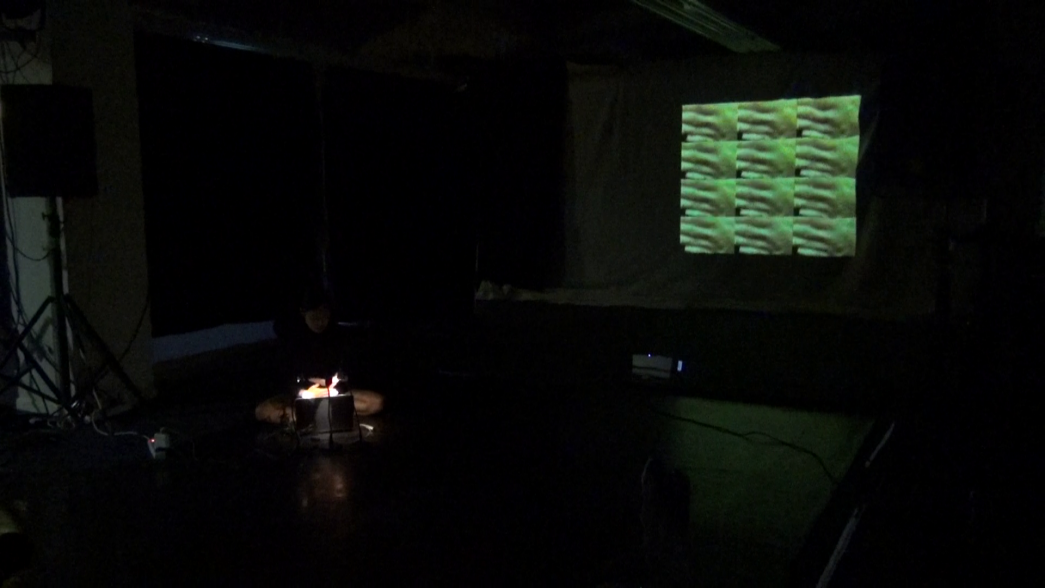 Légende : NOTHING for 60min, Howool Baek et Matthias Erian, INACT 2018. Photo : Patrick Lambin.