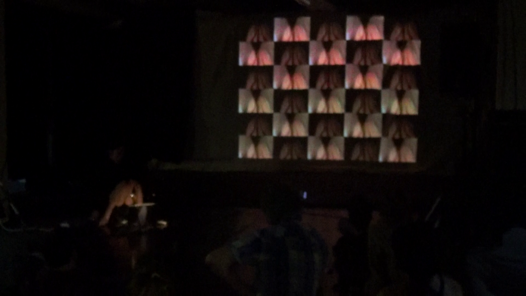 Légende : NOTHING for 60min, Howool Baek et Matthias Erian, INACT 2018. Photo : Patrick Lambin.