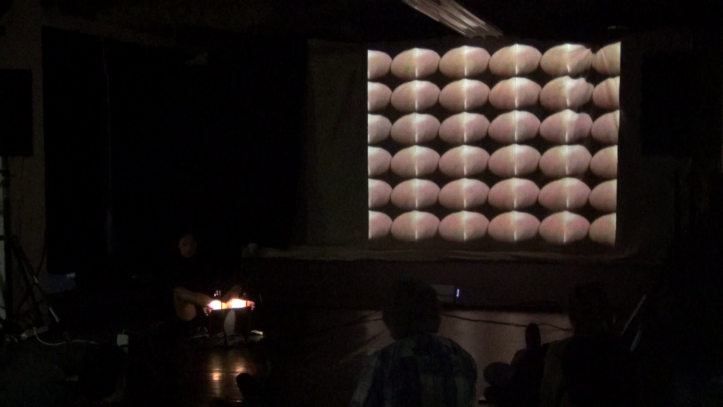 Légende : NOTHING for 60min, Howool Baek et Matthias Erian, INACT 2018. Photo : Patrick Lambin.