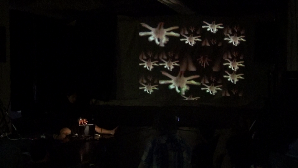 Légende : NOTHING for 60min, Howool Baek et Matthias Erian, INACT 2018. Photo : Patrick Lambin.