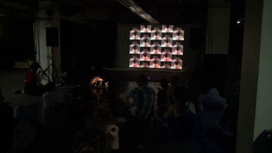 Légende : NOTHING for 60min, Howool Baek et Matthias Erian, INACT 2018. Photo : Patrick Lambin.