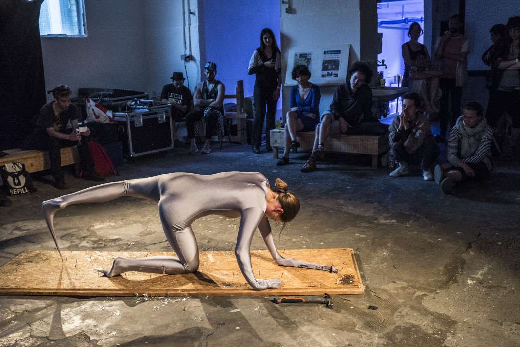 Légende : Un modèle invitant à la réflexion (Eine Vorlage zum Nachdenken), Cindy Cordt, INACT 2018. Photo : Patrick Lambin.