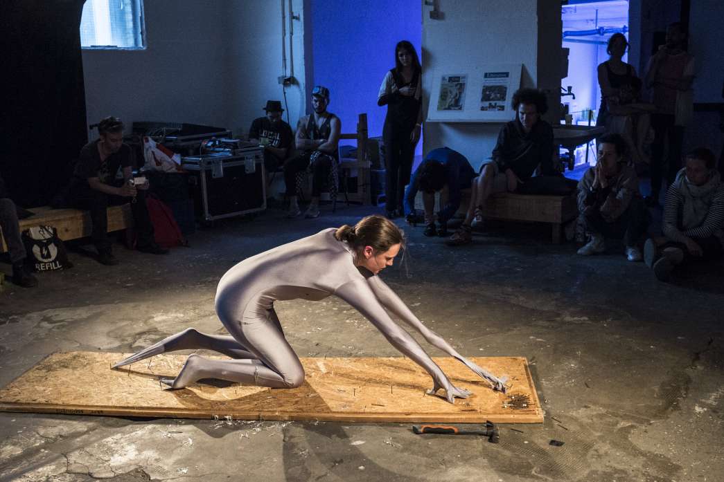 Légende : Un modèle invitant à la réflexion (Eine Vorlage zum Nachdenken), Cindy Cordt, INACT 2018. Photo : Patrick Lambin.