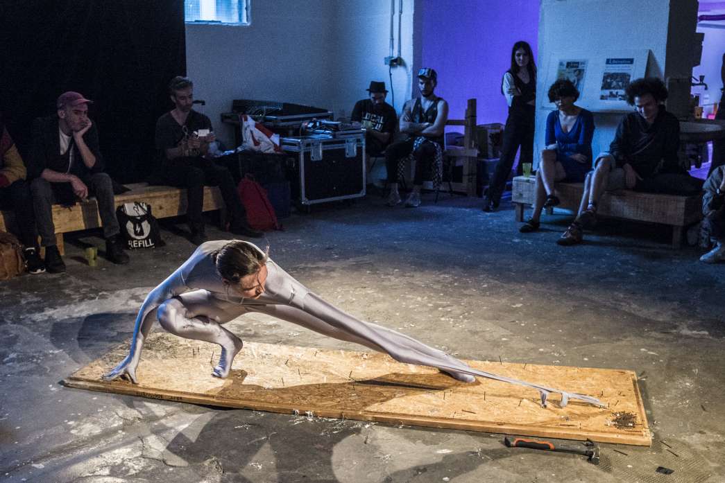 Légende : Un modèle invitant à la réflexion (Eine Vorlage zum Nachdenken), Cindy Cordt, INACT 2018. Photo : Patrick Lambin.