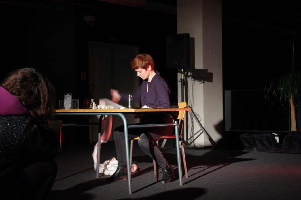Légende : À la recherche de l’objet "petit A" ou le rien magnifique, Doriane Souilhol, INACT 2017. Photo : Patrick Lambin.