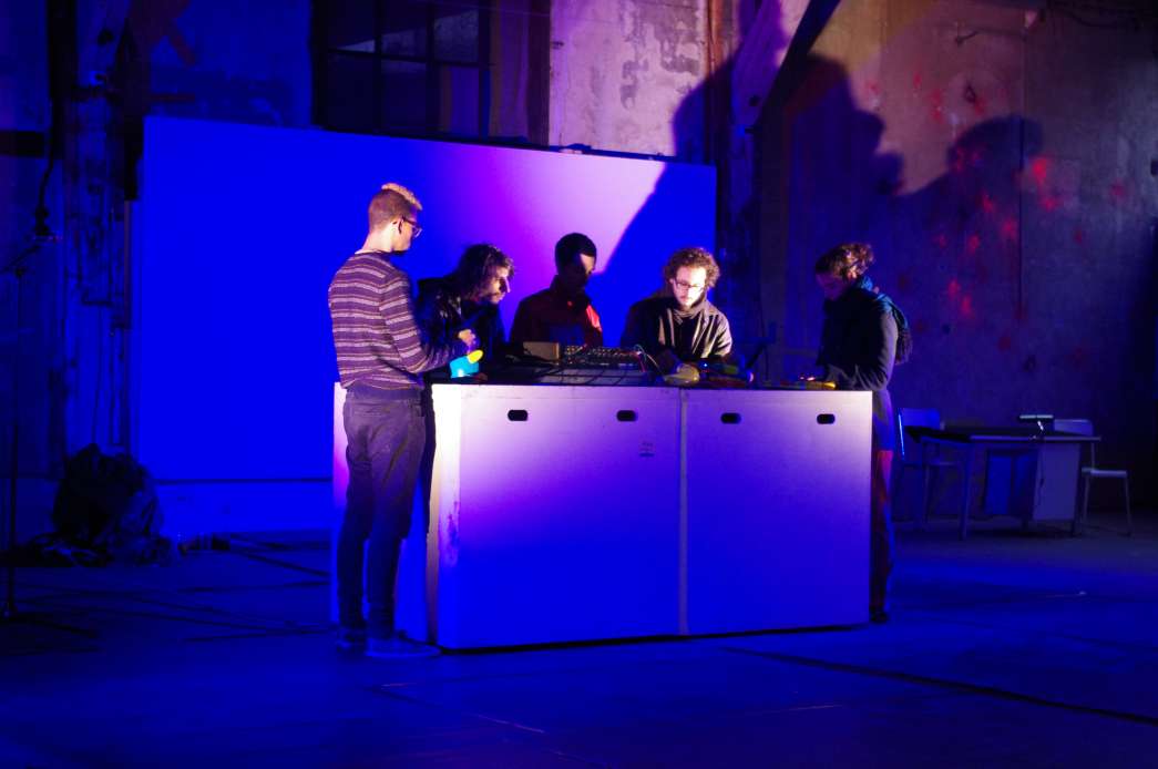 Légende : Circuit Bending, Jankenpopp, INACT 2017. Photo : Patrick Lambin.