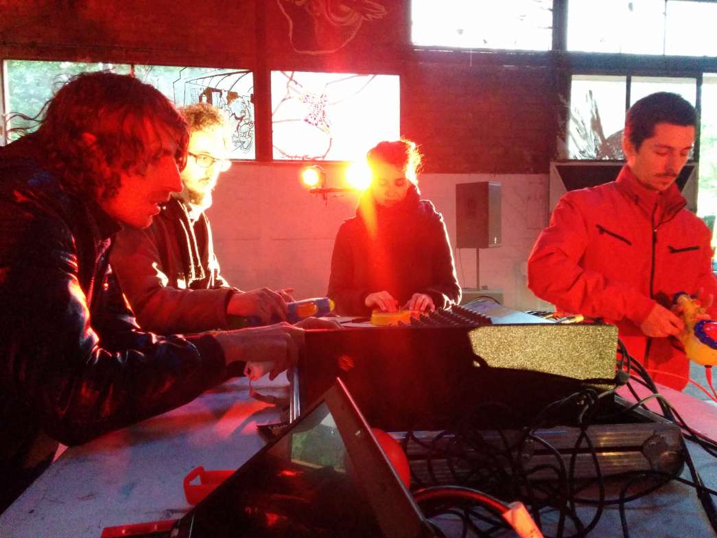 Légende : Circuit Bending, Jankenpopp, INACT 2017. Photo : Patrick Lambin.