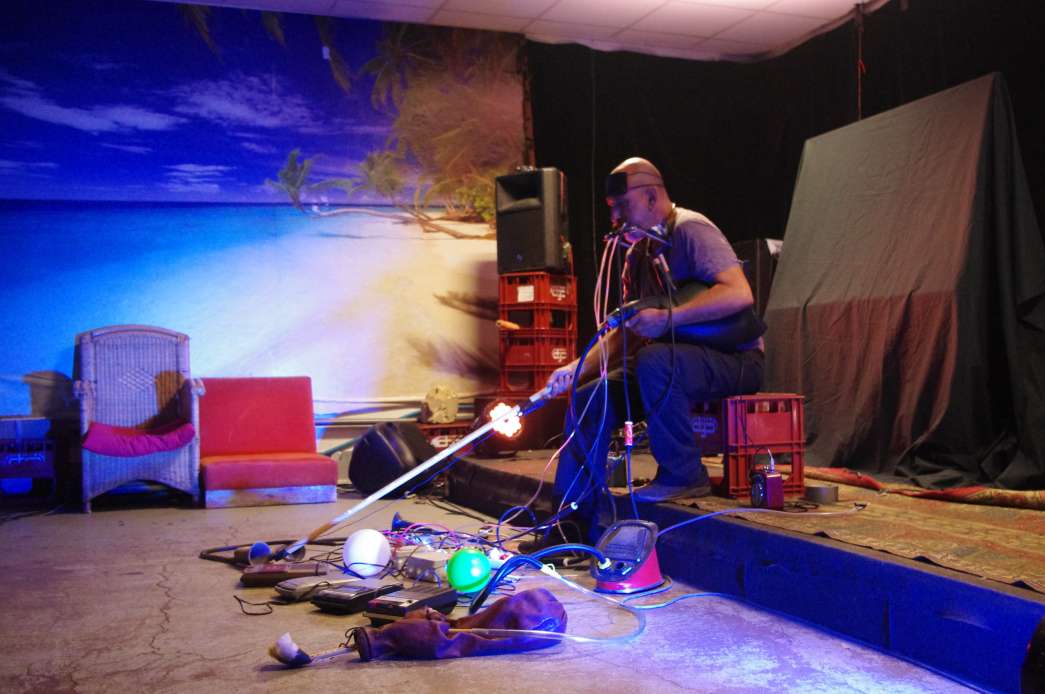 Légende : JE GARDE LE MEILLEUR POUR LE DÉBUT, Jean Claude Gagnieux Maoudj, INACT 2017. Photo : Patrick Lambin.