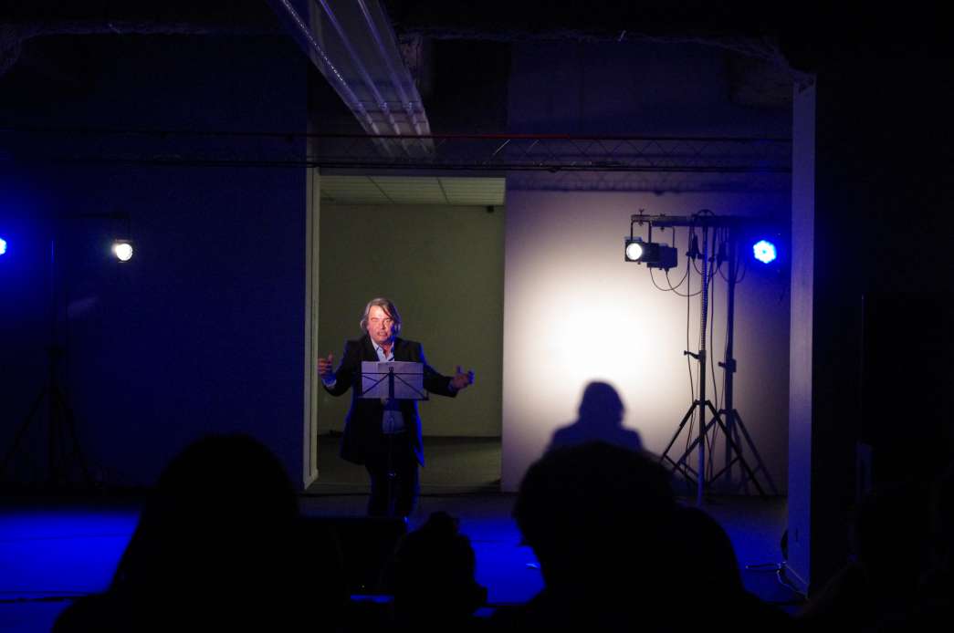 Légende : Revenu de base en alexandrins, Pierre-Louis Aouston, INACT 2017. Photo : Patrick Lambin.