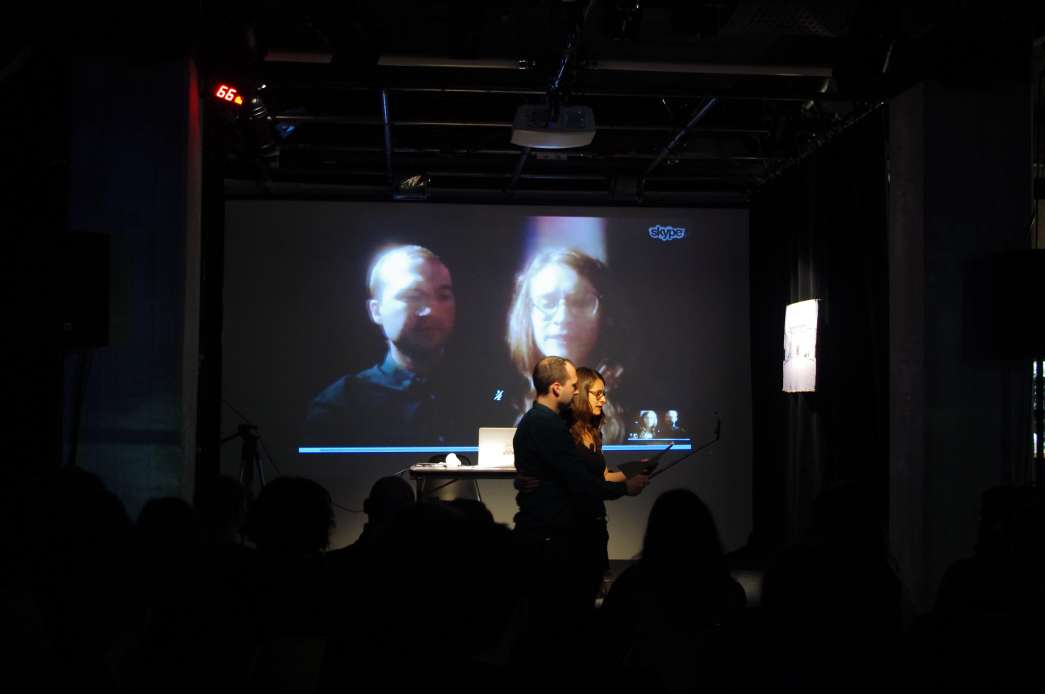 Légende : Self-me / court-circuit, Mathieu Bohet et Sandrine Lehagre, INACT 2017. Photo : Patrick Lambin.