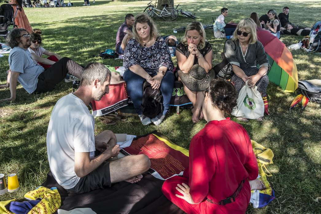 Un peu &agrave; l'ombre, un dimanche, somnolant en parlant du repos&hellip; United resters, C&eacute;cile Tonnizzo, Nicolas Couturier, inact22