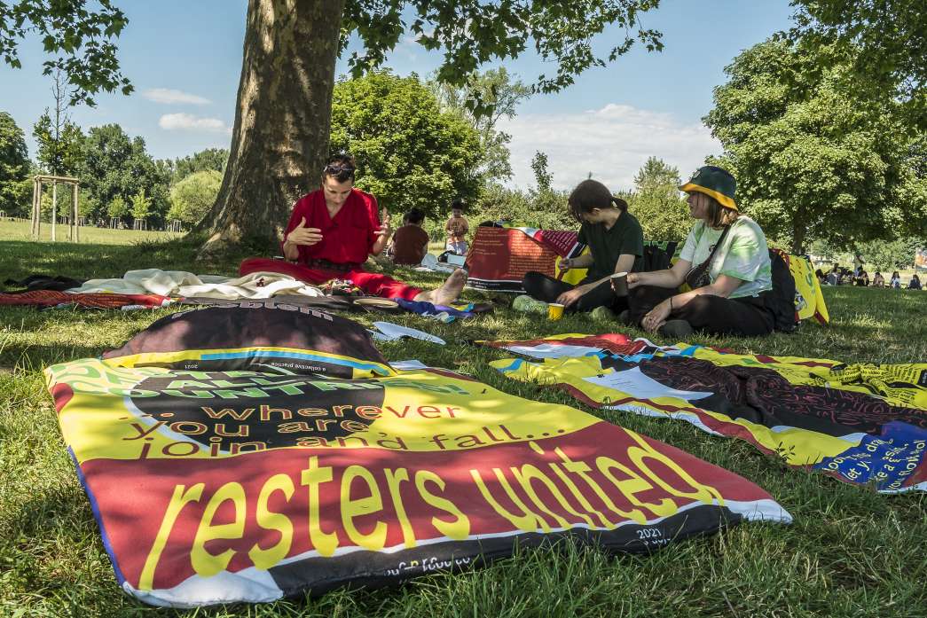 Un peu &agrave; l'ombre, un dimanche, somnolant en parlant du repos&hellip; United resters, C&eacute;cile Tonnizzo, Nicolas Couturier, inact22