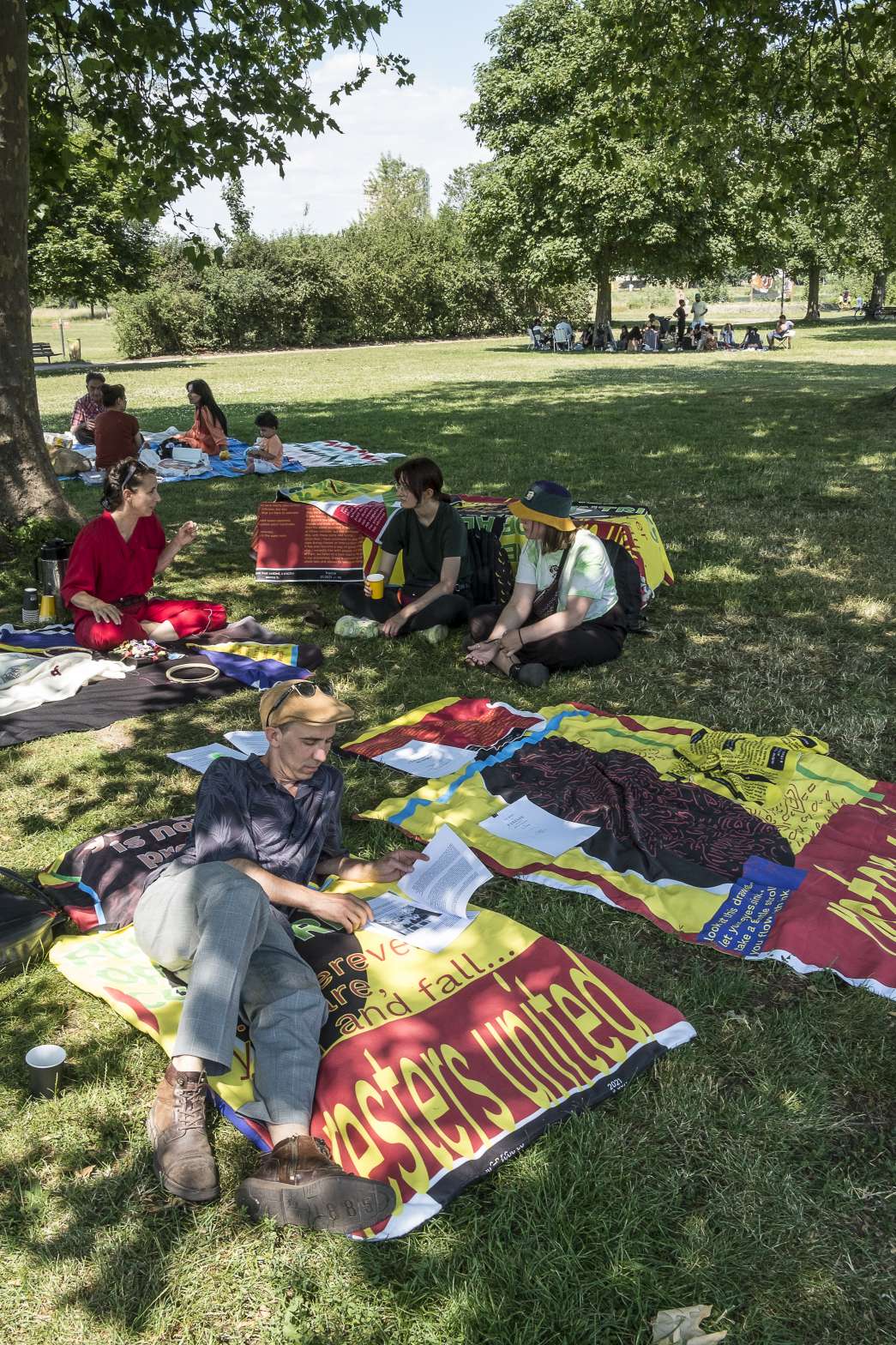 Un peu &agrave; l'ombre, un dimanche, somnolant en parlant du repos&hellip; United resters, C&eacute;cile Tonnizzo, Nicolas Couturier, inact22
