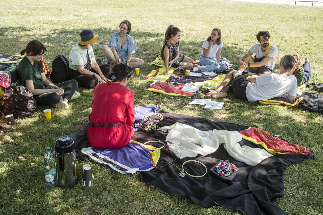 Un peu &agrave; l'ombre, un dimanche, somnolant en parlant du repos&hellip; United resters, C&eacute;cile Tonnizzo, Nicolas Couturier, inact22