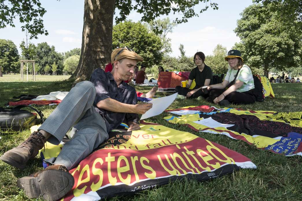 Un peu &agrave; l'ombre, un dimanche, somnolant en parlant du repos&hellip; United resters, C&eacute;cile Tonnizzo, Nicolas Couturier, inact22