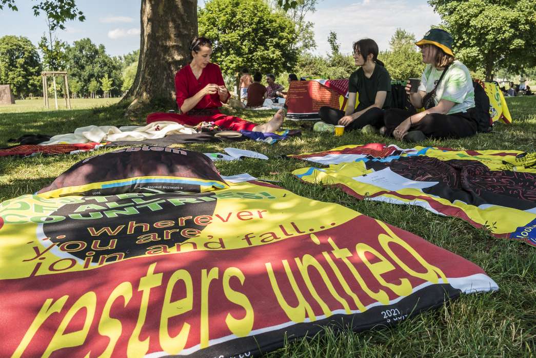 Un peu &agrave; l'ombre, un dimanche, somnolant en parlant du repos&hellip; United resters, C&eacute;cile Tonnizzo, Nicolas Couturier, inact22