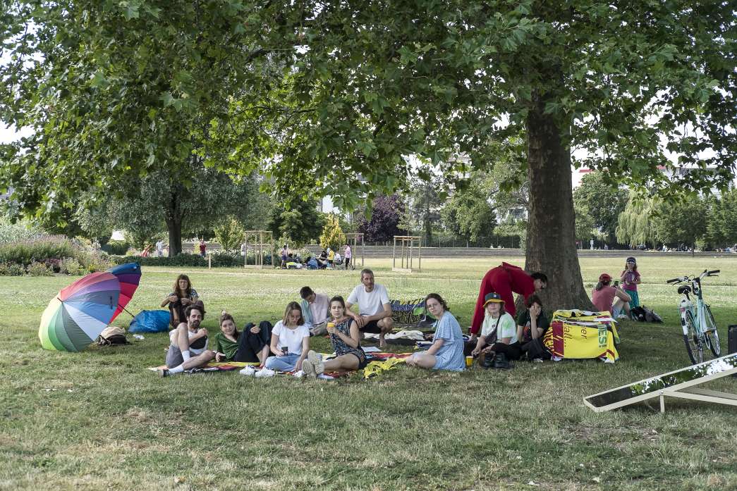 Un peu &agrave; l'ombre, un dimanche, somnolant en parlant du repos&hellip; United resters, C&eacute;cile Tonnizzo, Nicolas Couturier, inact22