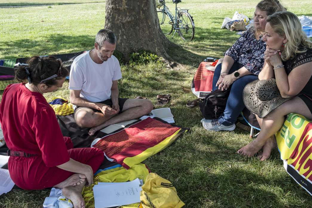 Un peu &agrave; l'ombre, un dimanche, somnolant en parlant du repos&hellip; United resters, C&eacute;cile Tonnizzo, Nicolas Couturier, inact22