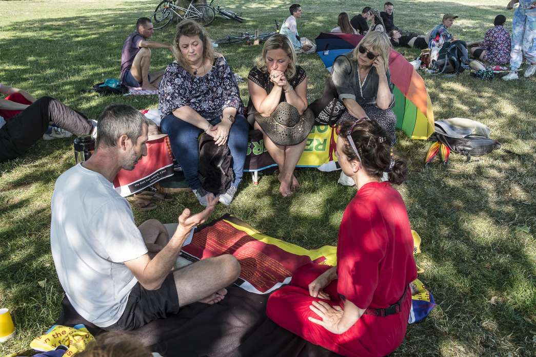 Un peu &agrave; l'ombre, un dimanche, somnolant en parlant du repos&hellip; United resters, C&eacute;cile Tonnizzo, Nicolas Couturier, inact22