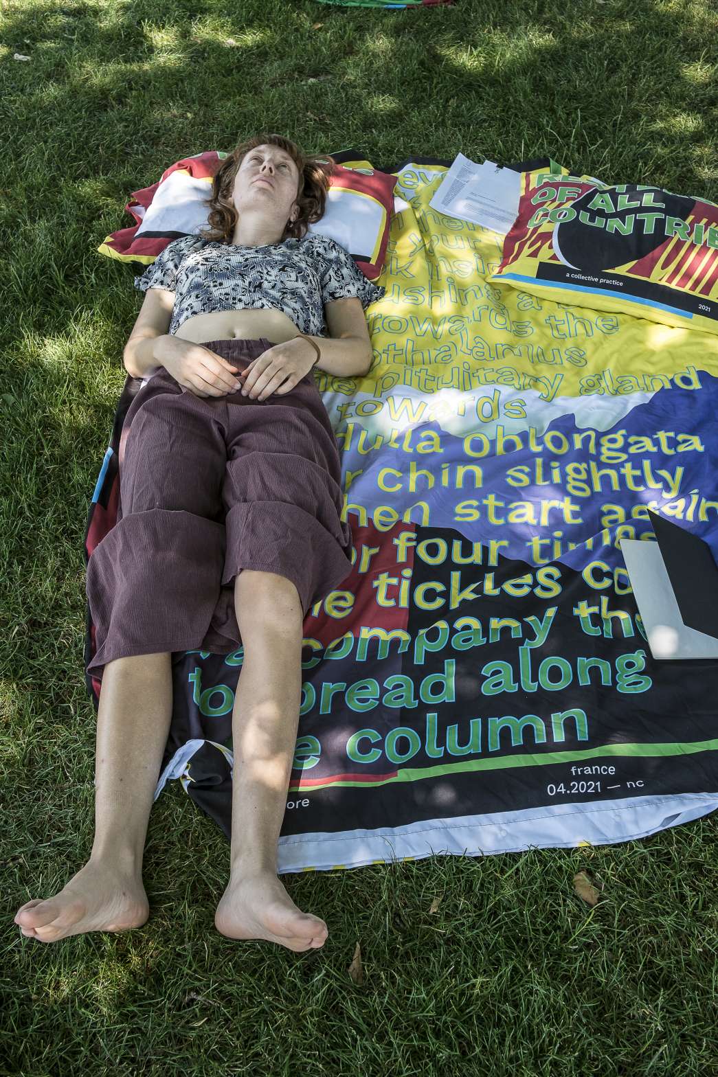 Un peu &agrave; l'ombre, un dimanche, somnolant en parlant du repos&hellip; United resters, C&eacute;cile Tonnizzo, Nicolas Couturier, inact22