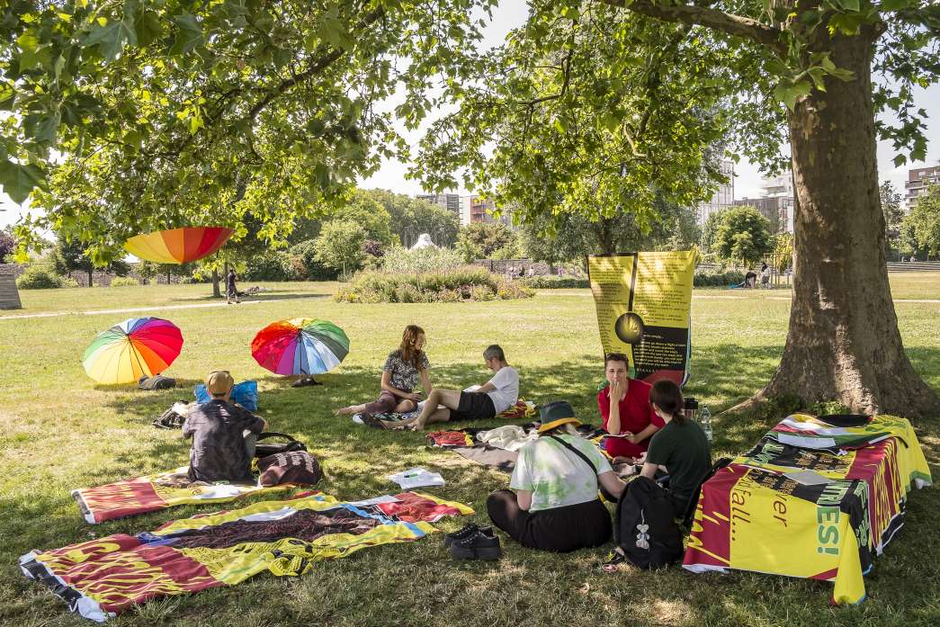 Un peu &agrave; l'ombre, un dimanche, somnolant en parlant du repos&hellip; United resters, C&eacute;cile Tonnizzo, Nicolas Couturier, inact22