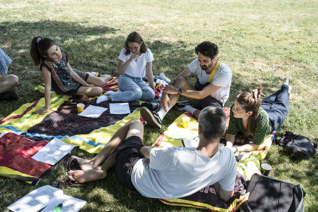 Un peu &agrave; l'ombre, un dimanche, somnolant en parlant du repos&hellip; United resters, C&eacute;cile Tonnizzo, Nicolas Couturier, inact22