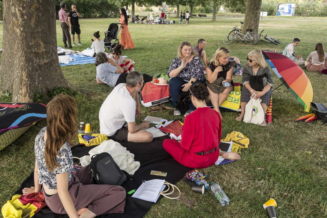 Un peu &agrave; l'ombre, un dimanche, somnolant en parlant du repos&hellip; United resters, C&eacute;cile Tonnizzo, Nicolas Couturier, inact22