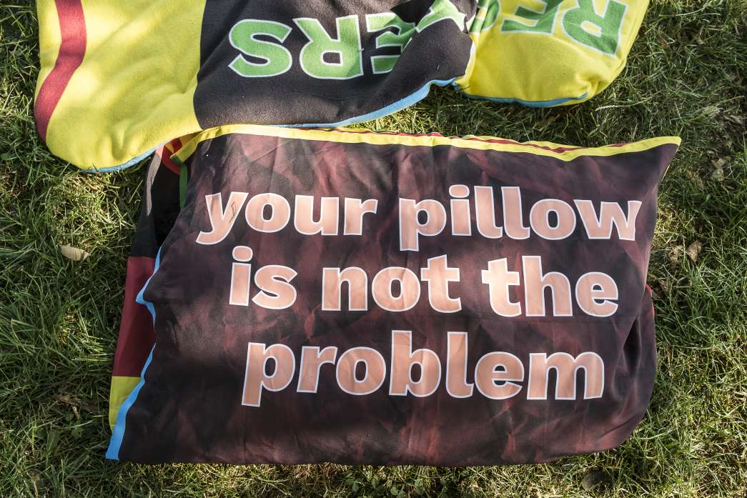 Un peu &agrave; l'ombre, un dimanche, somnolant en parlant du repos&hellip; United resters, C&eacute;cile Tonnizzo, Nicolas Couturier, inact22