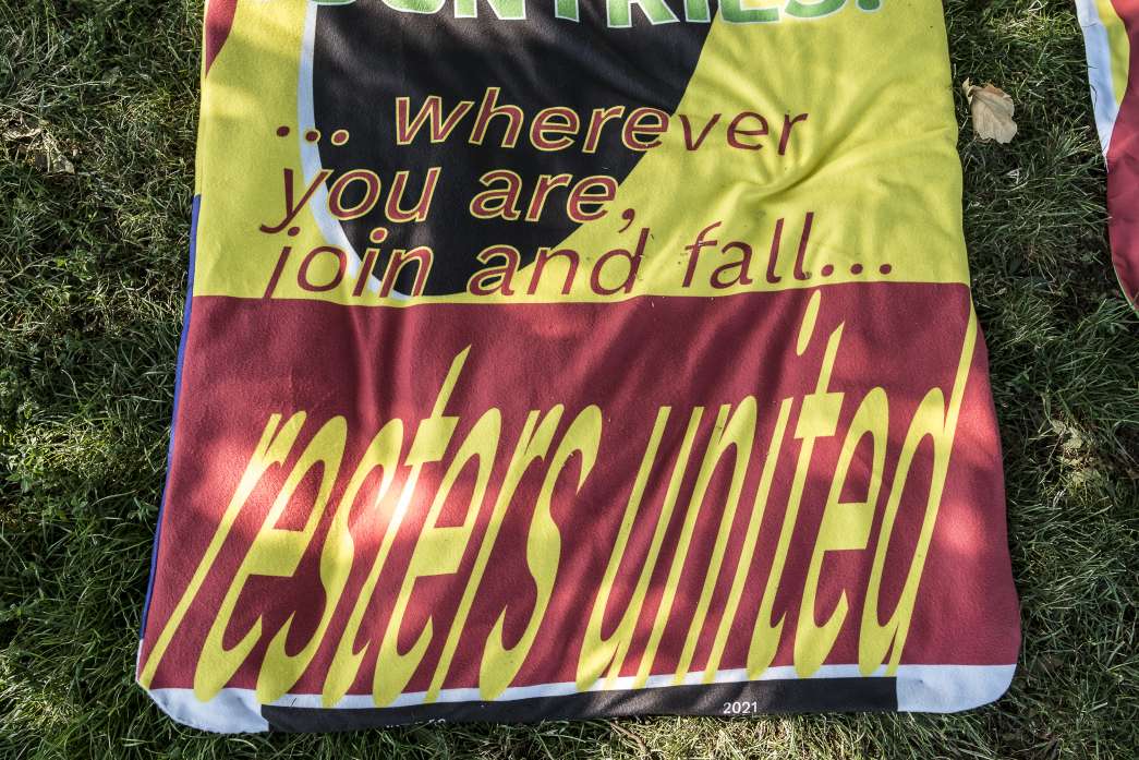 Un peu &agrave; l'ombre, un dimanche, somnolant en parlant du repos&hellip; United resters, C&eacute;cile Tonnizzo, Nicolas Couturier, inact22