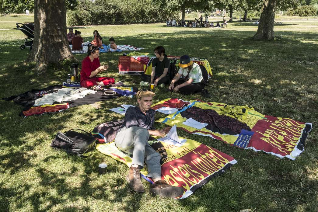 Un peu &agrave; l'ombre, un dimanche, somnolant en parlant du repos&hellip; United resters, C&eacute;cile Tonnizzo, Nicolas Couturier, inact22