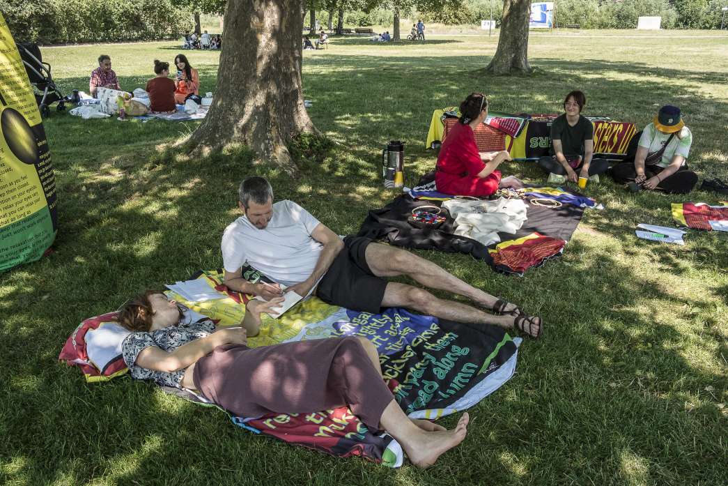 Un peu &agrave; l'ombre, un dimanche, somnolant en parlant du repos&hellip; United resters, C&eacute;cile Tonnizzo, Nicolas Couturier, inact22